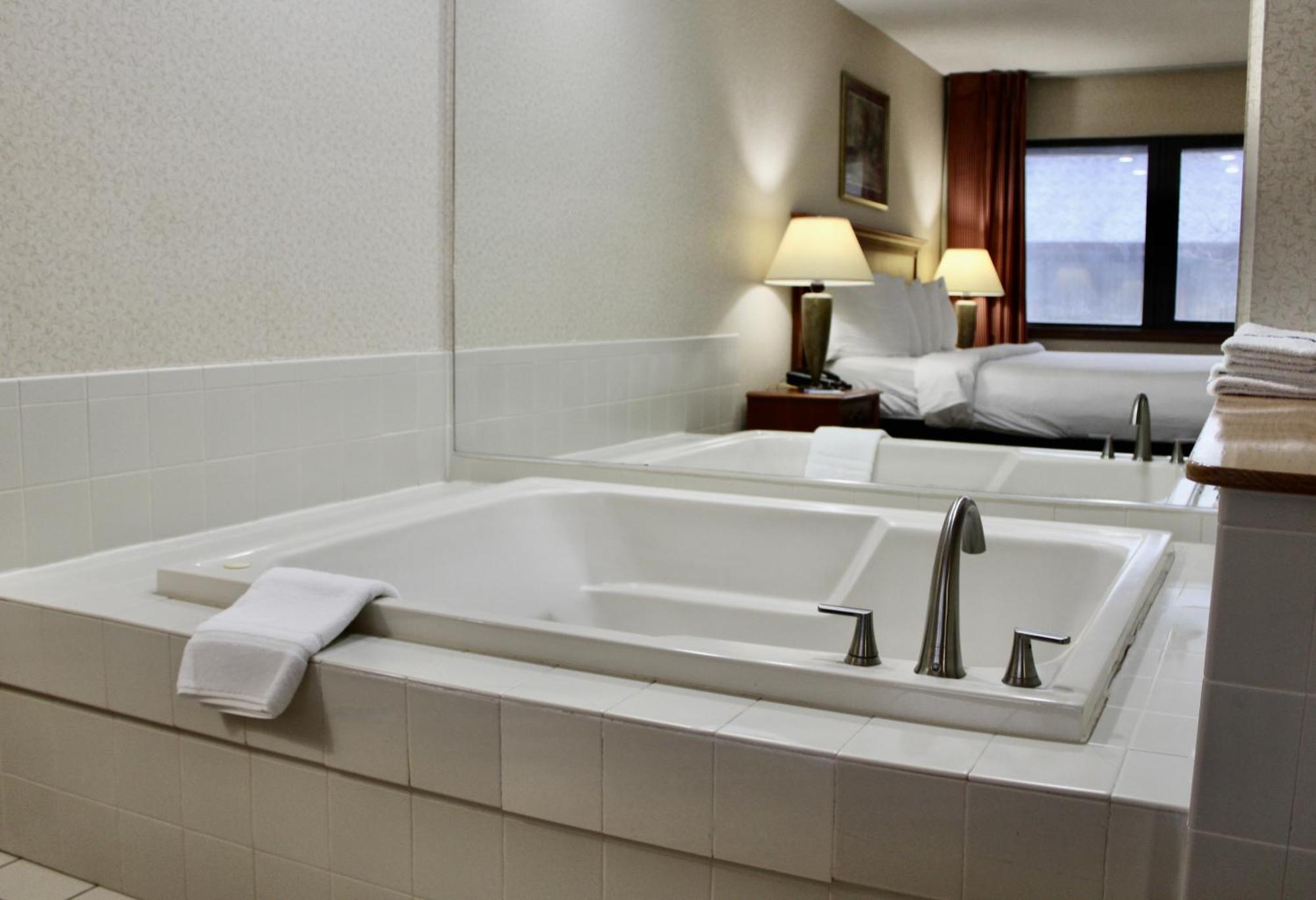 เดอะ คาร์ลตัน ลอดจ์ Hotel Adrian ภายนอก รูปภาพ